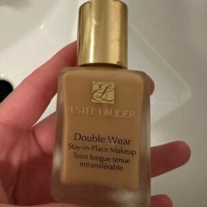 Estée Lauder double wear stay in place foundation
